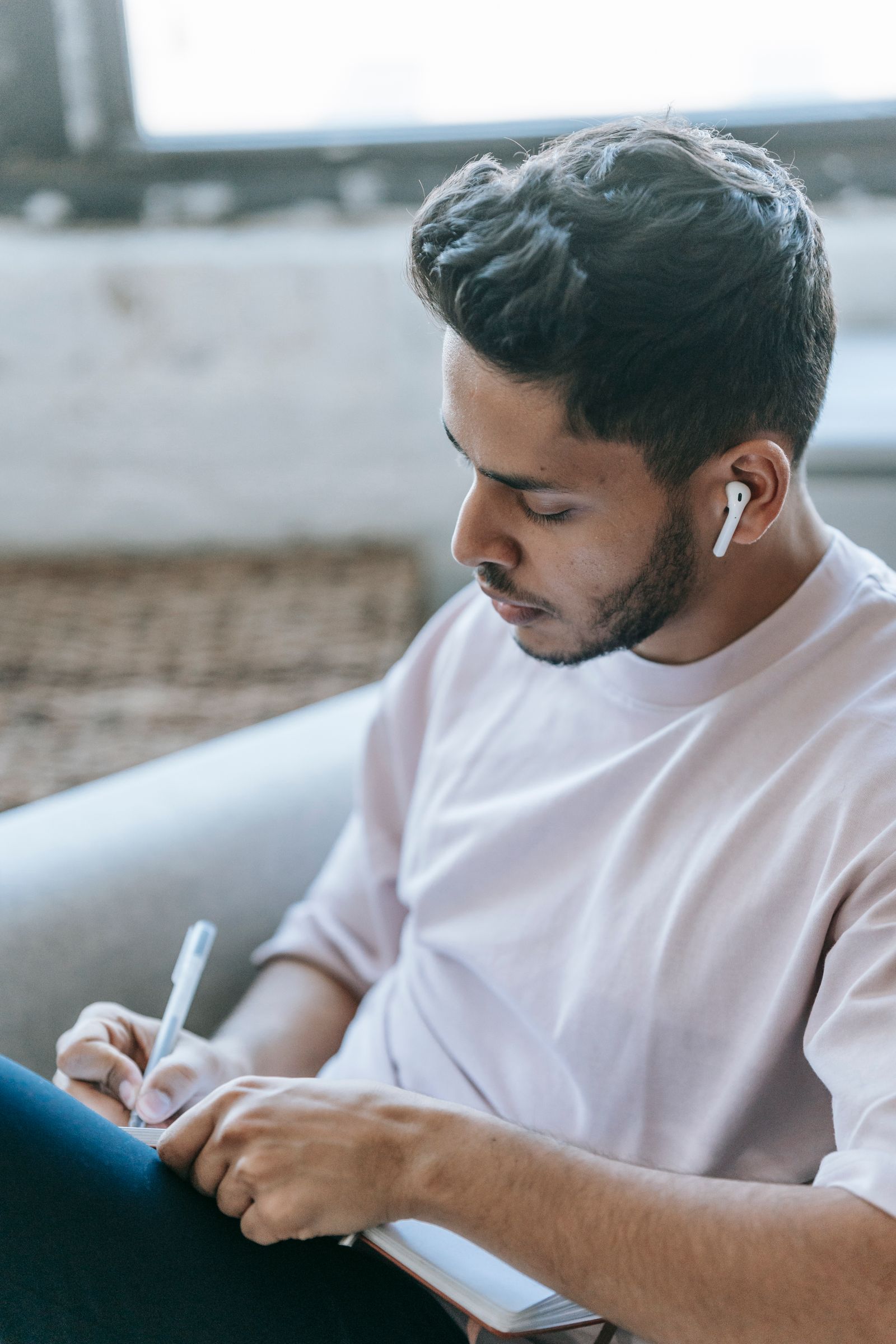 Apprenant qui écoute des phrases familières et prend des notes